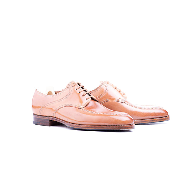 Saddle Derby with hand-stitched Norwegian apron in light brown Cordovan