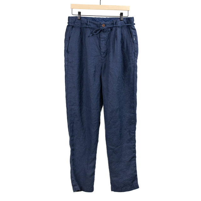 Pleated tapered trousers in navy blue washed linen