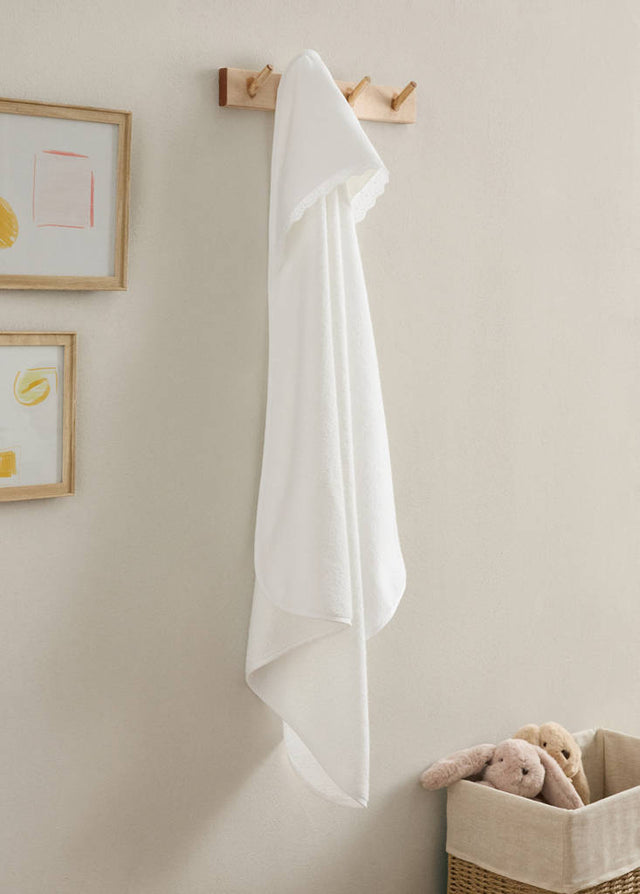 Floral-embroidered children’s bath towel with hood - Home | MANGO USA