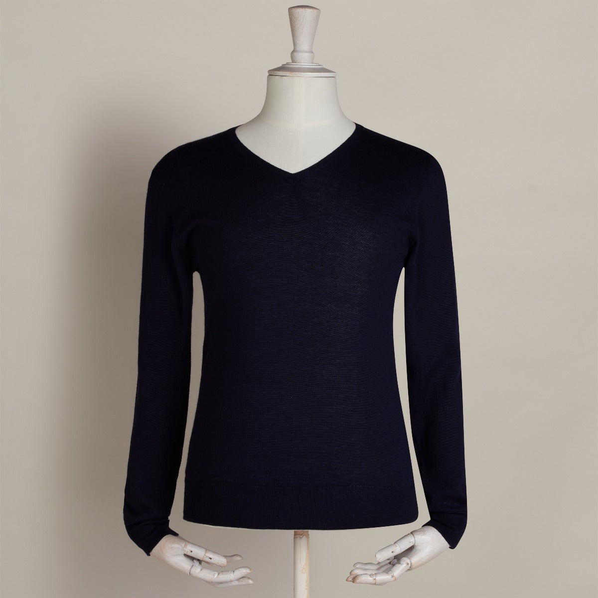 Lightweight V Neck Cashmere Sweater In Midnight