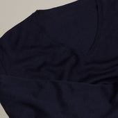 Lightweight V Neck Cashmere Sweater In Midnight