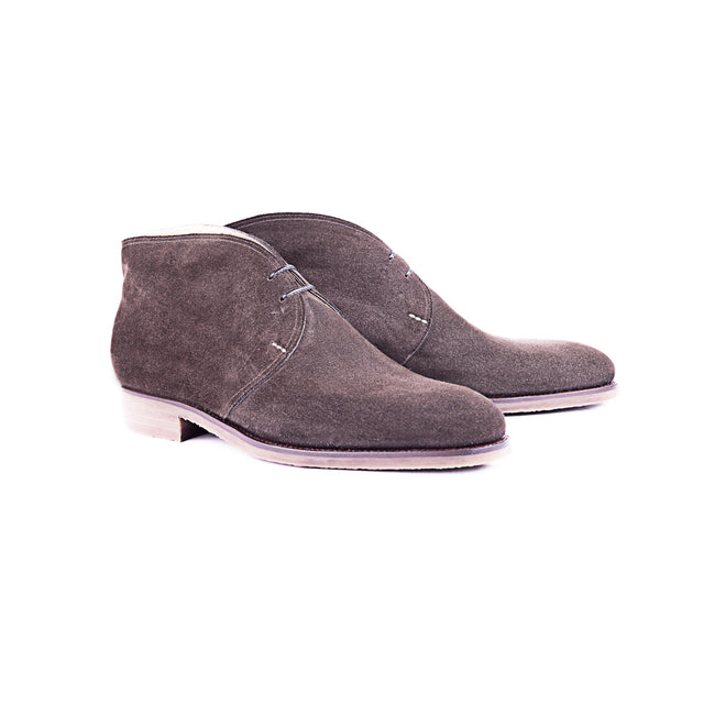 Chukka boots in dark brown suede leather on beige crep sole