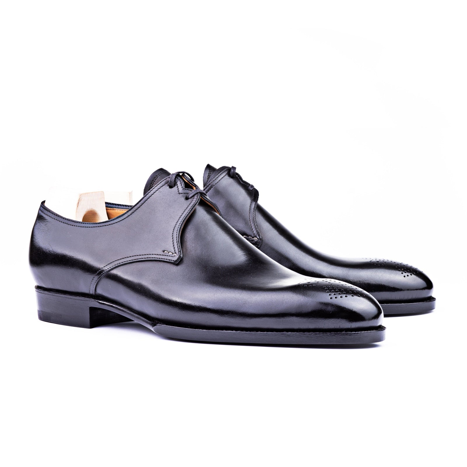 Two Eyelet Derby With Medallion
