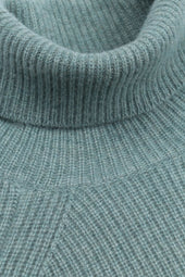 Ribbed turtleneck sweater crafted from pure cashmere. Green - Timo