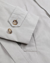 Humphrey trench coat in a water repellent waxed cotton blend fabric. Grey - Ghiaia