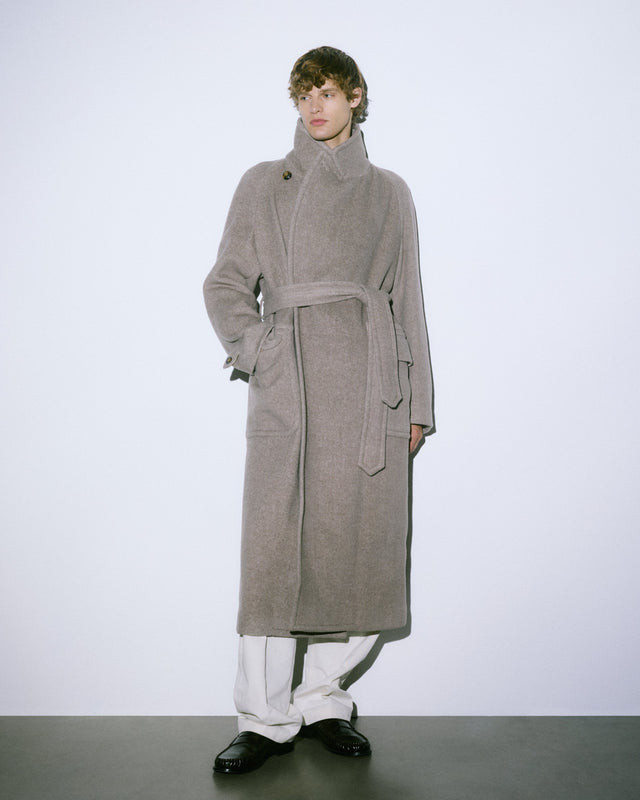 Chukker polo coat in wool–alpaca blend herringbone fabric, semi-lined. Beige - Vicuna/latte