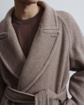 Chukker polo coat in wool–alpaca blend herringbone fabric, semi-lined. Beige - Vicuna/latte