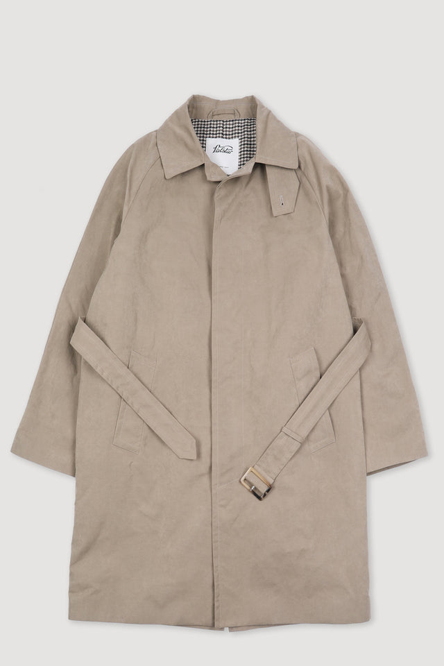 Humphrey trench coat in a water repellent waxed cotton blend fabric. Beige - Farro
