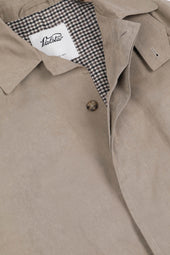 Humphrey trench coat in a water repellent waxed cotton blend fabric. Beige - Farro