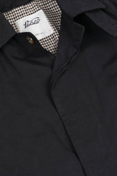Humphrey trench coat in a water repellent waxed cotton blend fabric. Blue - Navy