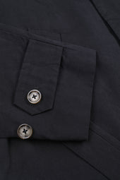 Humphrey trench coat in a water repellent waxed cotton blend fabric. Blue - Navy