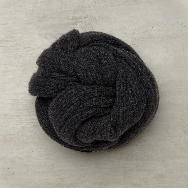 Ribbed Cashmere Scarf In Charcoal
