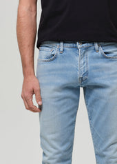 London Tapered Slim Perform in Light Wash