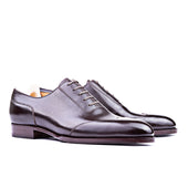 Short wing tip oxford with extended heel cap