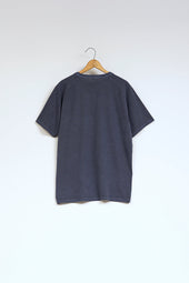 【ナイジェル・ケーボン】UNISEX / 5.6オンスベーシックTシャツ - ピグメント / 5.6oz BASIC T-SHIRT ‐ PIGMENT
