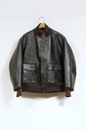 【ナイジェル・ケーボン】MAN / A-1ジャケット - ブラウンコアレザー / A-1 JACKET - BROWN CORE LEATHER