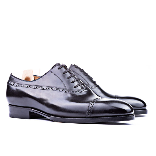 Straight toe cap Oxford with accolade side brogueing