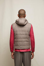 Gilet imbottito con cappuccio tortora