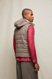 Gilet imbottito con cappuccio tortora