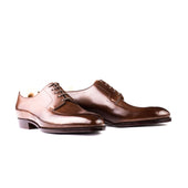 Elegant split toe Derby with machine stitched apron