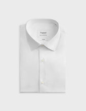 Semi-fitted white stretch shirt