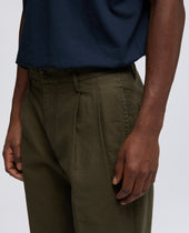 Pantalone Slim Banana In Gabardina Di Cotone Militare