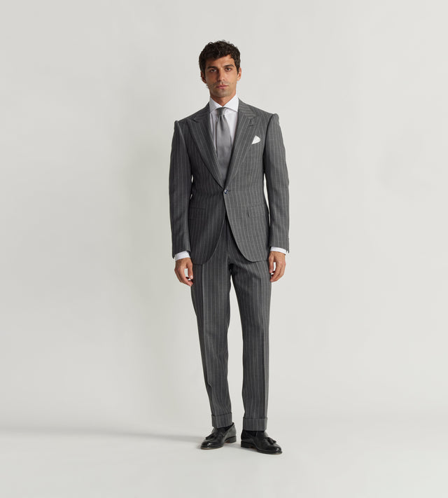 Costume gris à rayures blanches