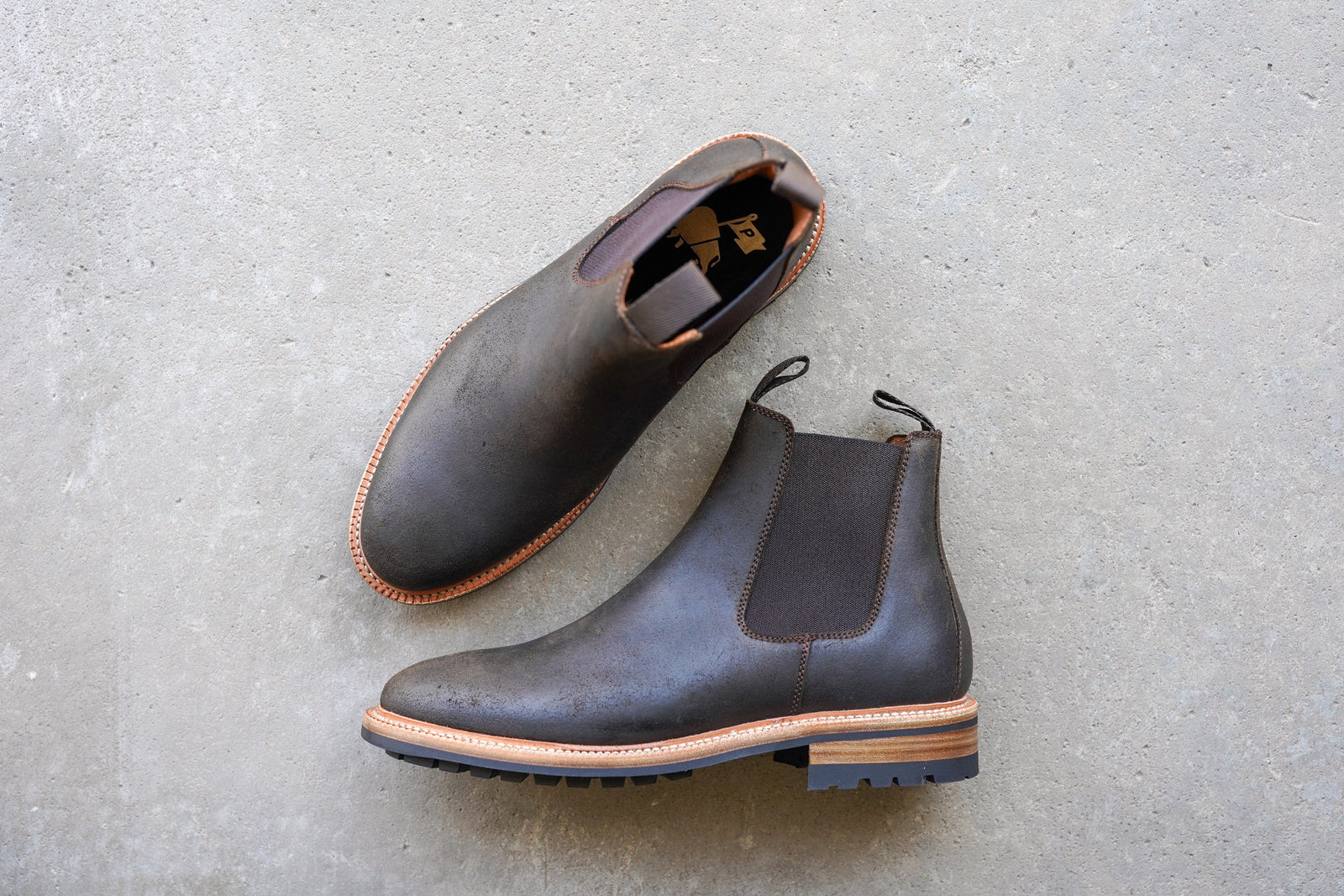 The Elmwood Laurel Waxy Commander