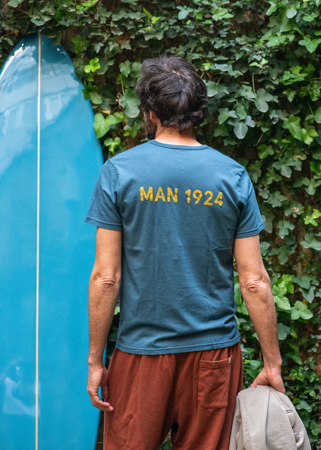 Stewardess Blue Back Logo MAN T-Shirt SS26