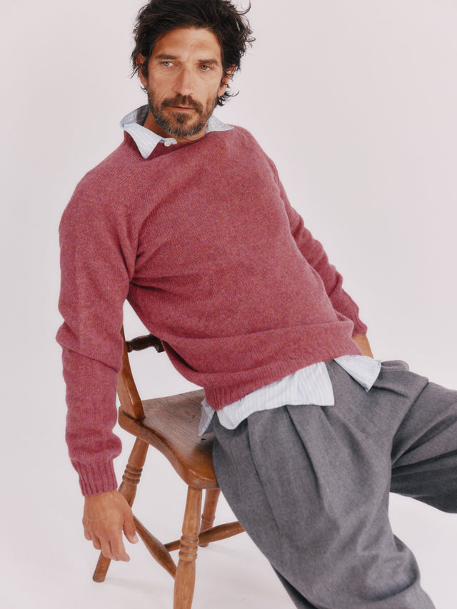 Harley of Scotland Mens Seamless Saddle Shoulder Shetland Sweater - Zinnia Magenta