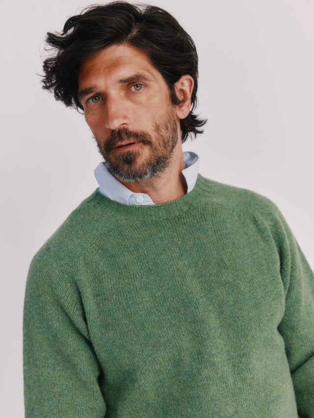 Harley of Scotland Seamless Saddle Shoulder Men's Shetland Sweater- Baize Green