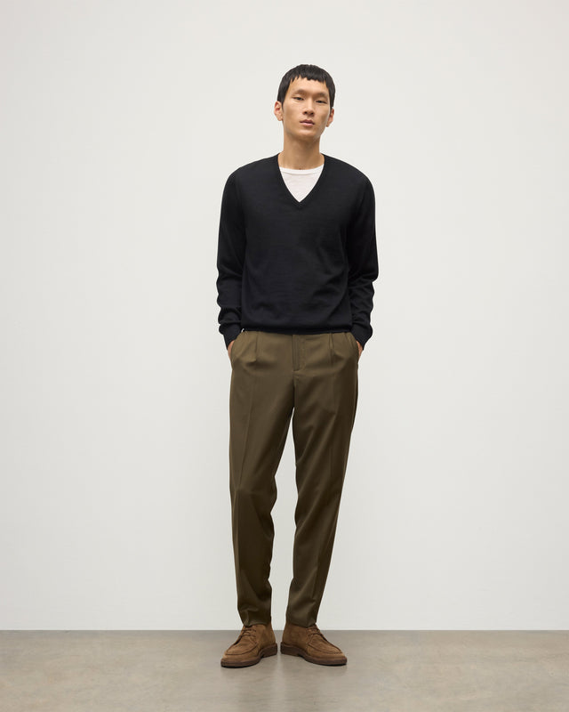 Fin Black V Neck Superfine Cashmere Jumper