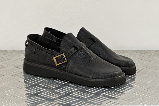 R005 Black Slip-on