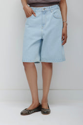 Antifit Denim Shorts in Light Wash