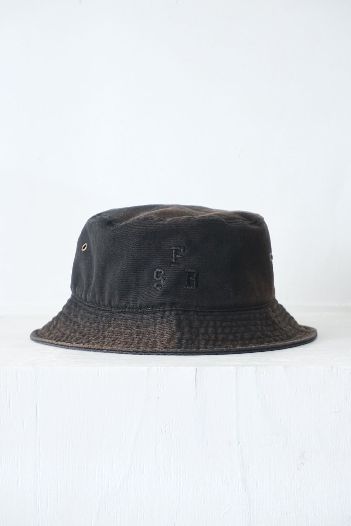 FSB Bucket Hat 'college' Foggy Black | Directors Web Shop powered by BASE