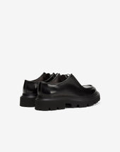 Shoe Stringata Nera In Vitello Anticato