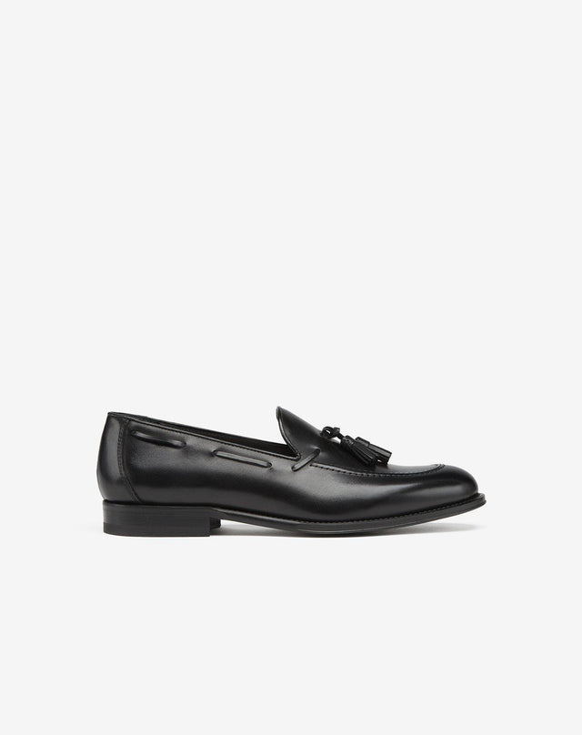 Mocassino tassel nero in pelle anticata