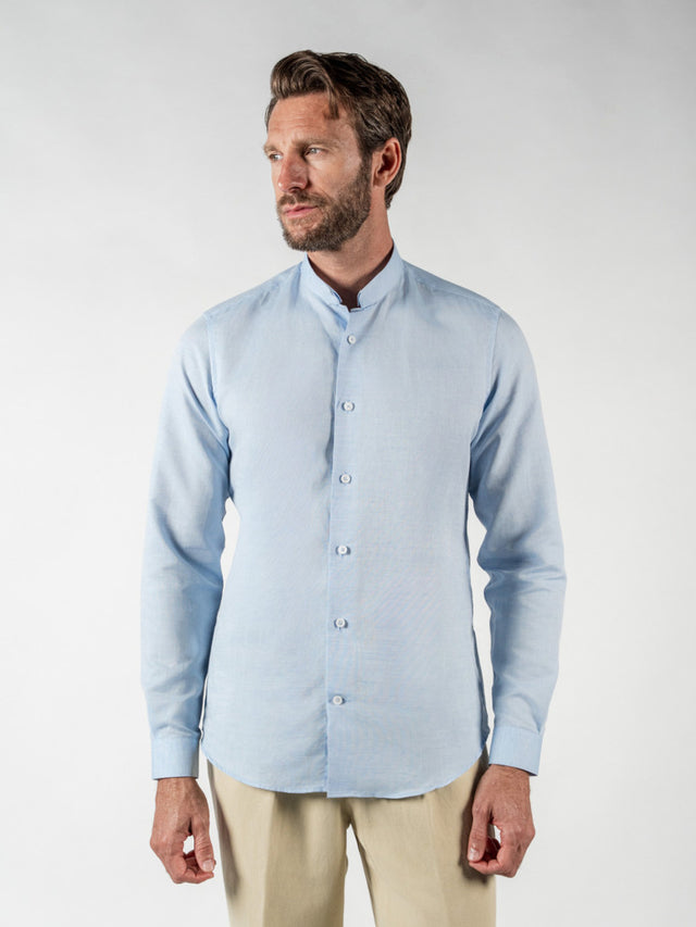 Light blue cutaway collar shirt in linen and cotton