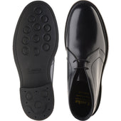 Loake Berkeley mens rubber-soled Chukka boots in black polished