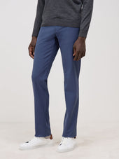 Chino slack semi regular en coton stretch uni bleu indigo