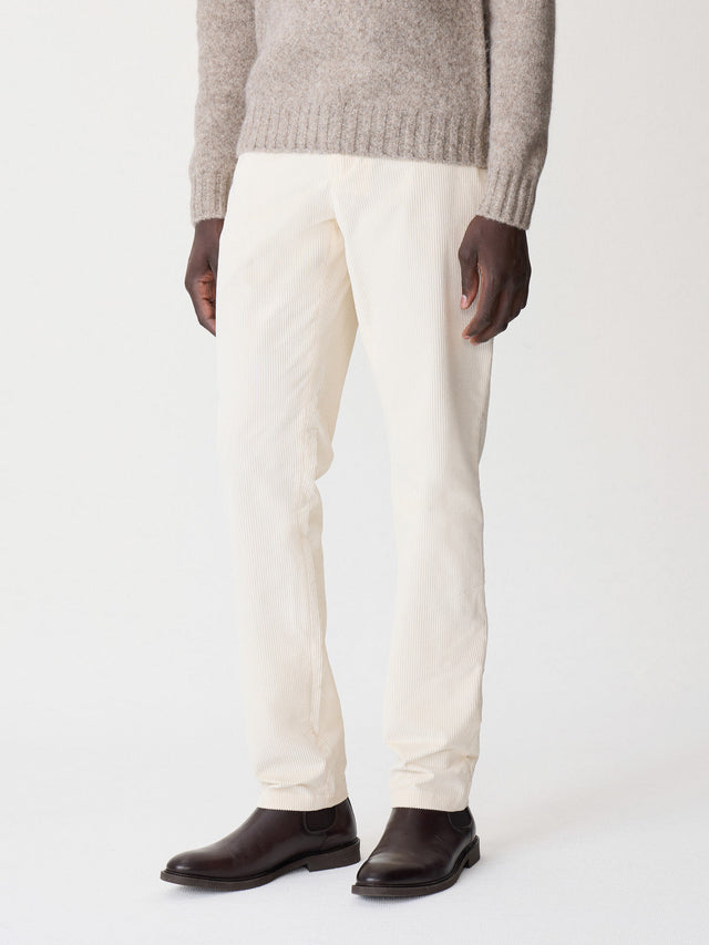 Pantalon regular en velours côtelé écru