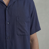 Chemise à manches courtes en Tencel® avec col requin et poche poitrine