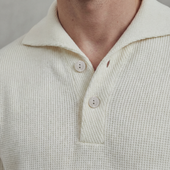 Sweatshirt boutonné en tricot nid d'abeille avec col requin